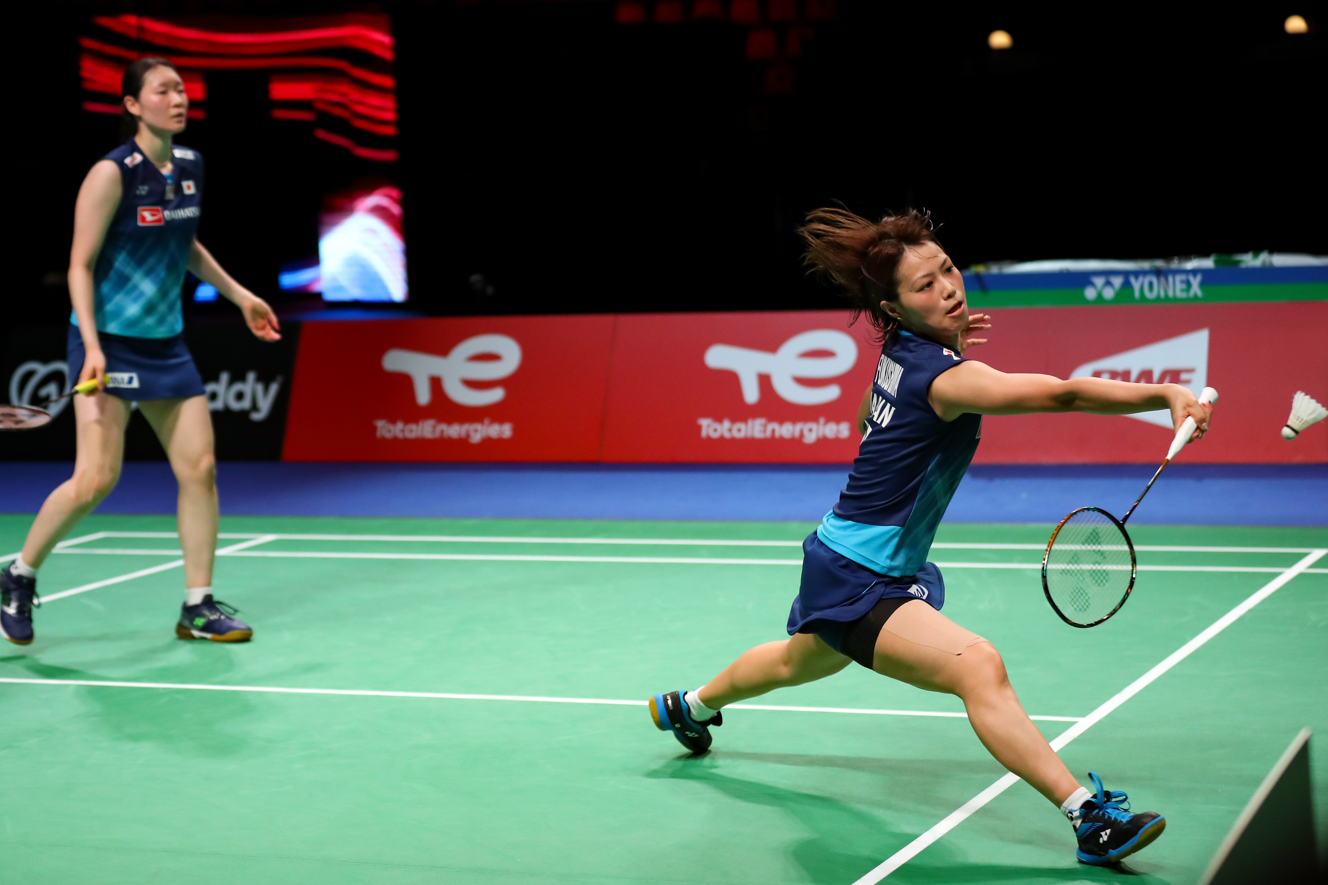 烈的背景下 烈的背景下